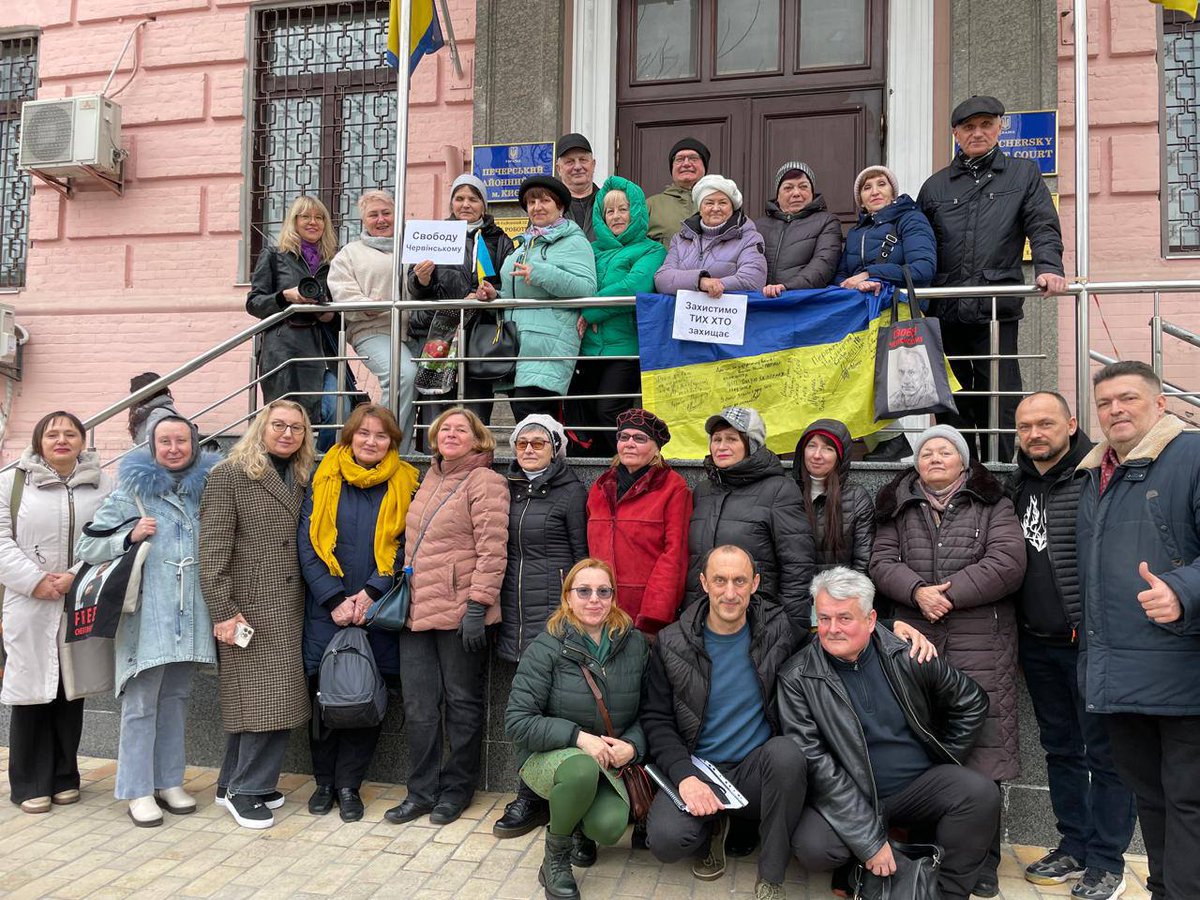 Ситуація з судом над Романом Червінським  нагадує ситуацію із судом Петра Порошенка проти Зеленського.
І там, і там, судді виконують вказівки влади, затримуючи вчинення правосуддя і оголошення справедливих рішень. 
Суддя Печерського суду Білоцерківець безпідставно відмовляється