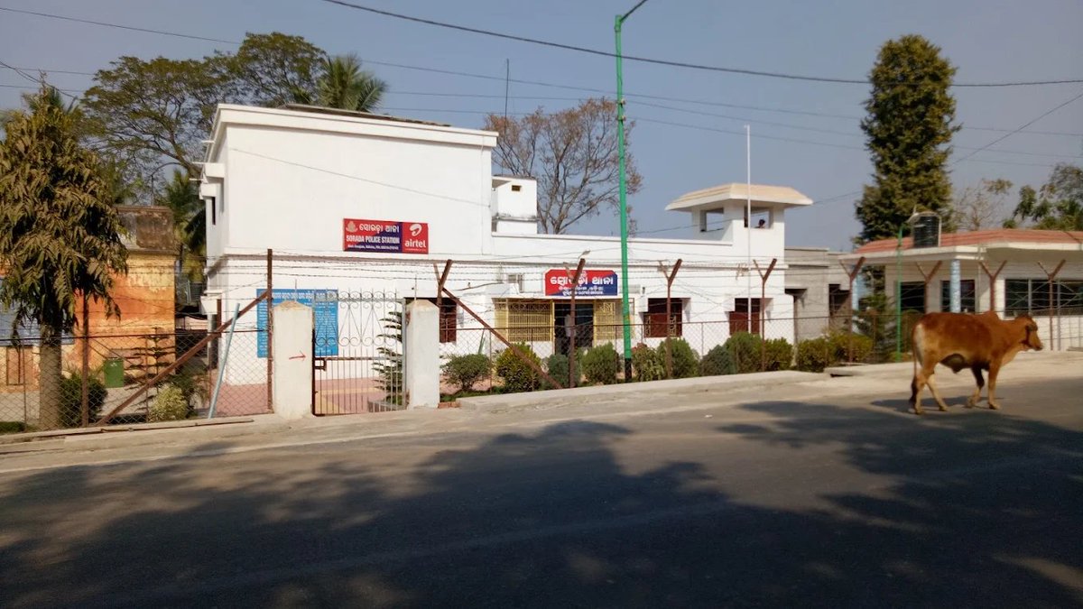 OrissaPOSTLive's tweet image. The police Wednesday recovered the decomposed body of a real estate businessman who was allegedly kidnapped about a week ago for ransom. The deceased was identified as Sudhir Patra (47) of Satyanarayanpur near Gopalpur.

#PoliceInvestigation #Kidnapping #Gopalpur #Ganjam #Odisha