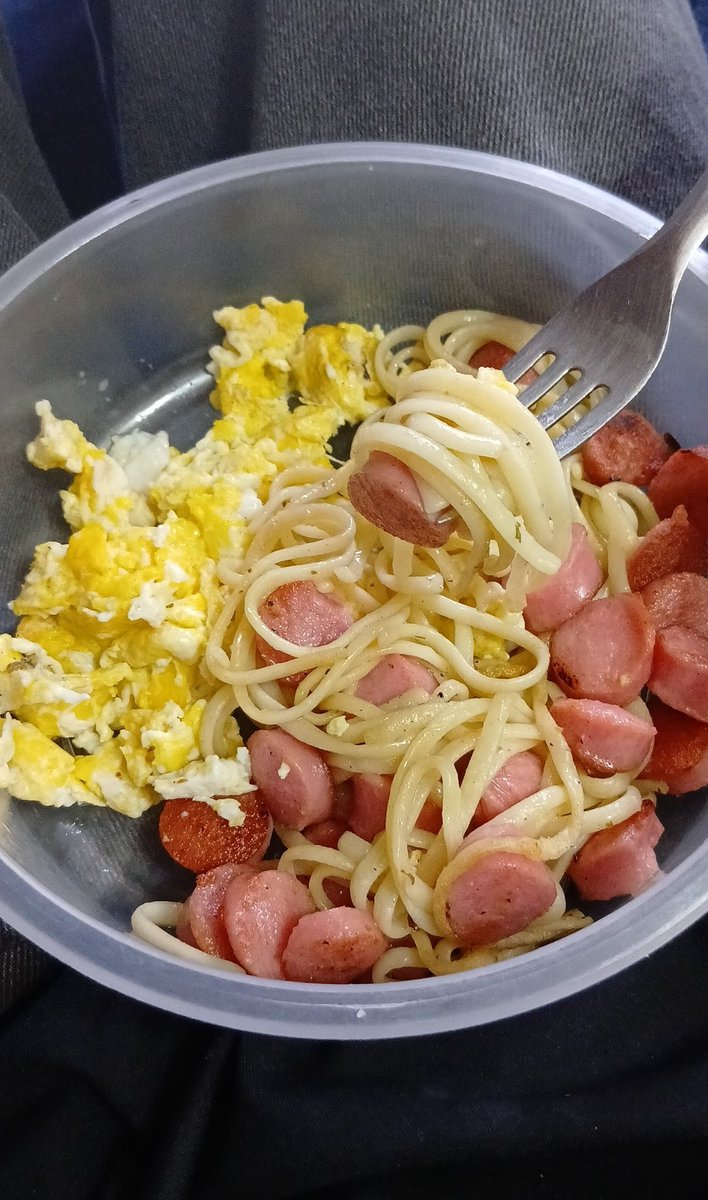 Melapelatukirby's tweet photo. Si...mis papás trabajan y tengo q improvisar con lo q hay en mi nevera después de llegar del colegio JAJJAJ (amo a mis papás eh) #tragonas #salchicha #muertadehambre https://t.co/vWOlvvxLrM