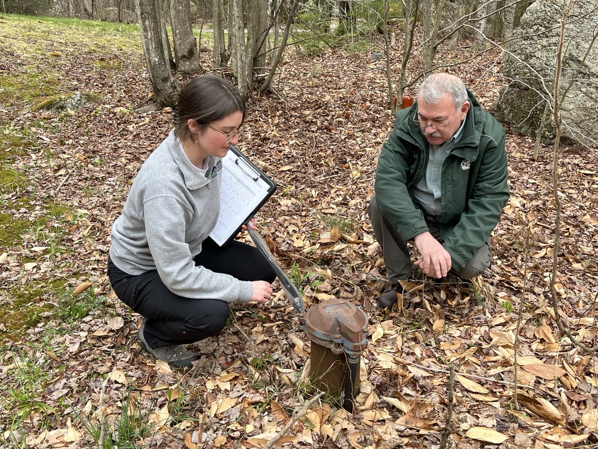 NHDES's tweet photo. NHDES Commissioner Bob Scott completed his first of two site visits in recognition of Earth Day! Joining drinking water sampling staff, he visited a home in Hillsborough to highlight the importance of testing your well water. Read his Earth Day message: https://t.co/0p2pLmAwmh 🌎 https://t.co/XYr0lixYej