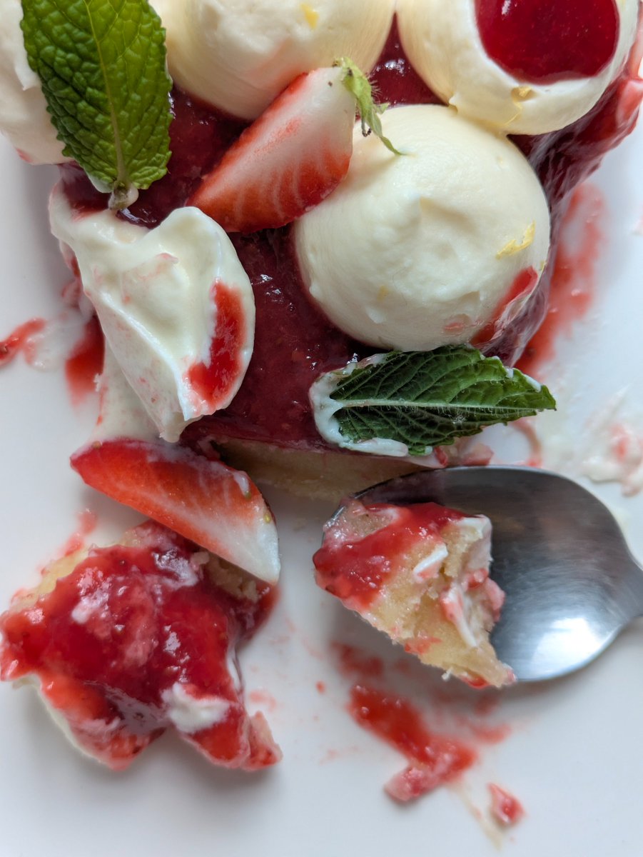 Tarte aux fraises ❤️✌️🏻

(Je ne sais pas qui est la plus tarte dans cette histoire 🙈)