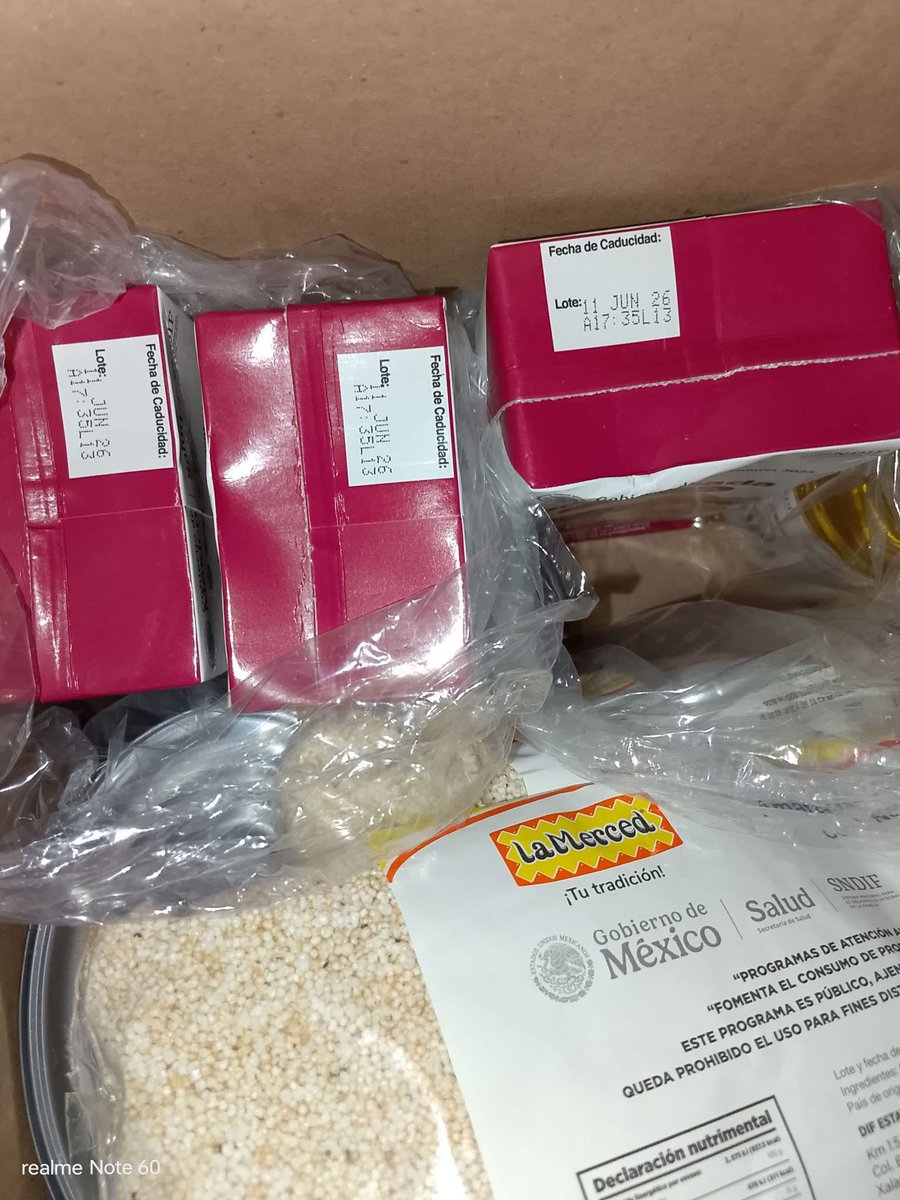 Pobladores de la localidad de Gran Bretaña, perteneciente al municipio de Acayucan, Veracruz, recibieron ayer martes 21 de abril del 2026, despensas con productos caducados, destacando las cajas de leche, las cuales estaban en mal estado, y al abrirlas los ciudadanos se