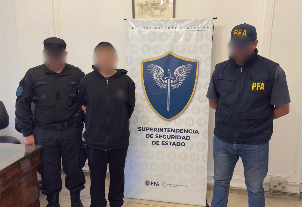 BluRadioCo's tweet photo. #Atención Capturado en Argentina Brayan Ferney Cruz Castillo, investigado por estar presuntamente involucrado en el atentado contra el senador y candidato a la Presidencia Miguel Uribe Turbay. El hombre era novio de Katherine Andrea Martínez, conocida como ‘Gabriela’, quien transportó el arma con la que el sicario asesinó a Uribe Turbay. La Fiscalía colombiana lo requiere por los delitos de concierto para delinquir y terrorismo.