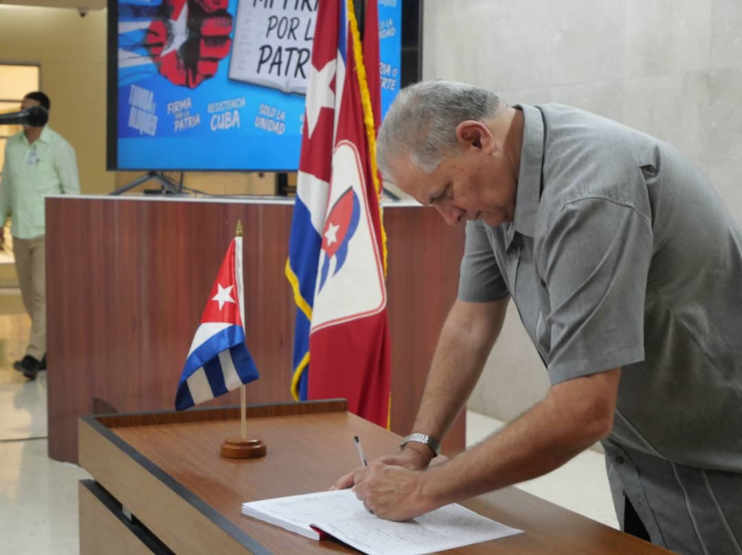PartidoPCC's tweet image. El Primer Secretario del Comité Central del Partido Comunista de #Cuba y Presidente de la República, @DiazCanelB  y el miembro del Buró  Político y Secretario de Organización, @DrRobertoMOjeda, participaron en la mañana de este miércoles en el acto realizado en la sede de la