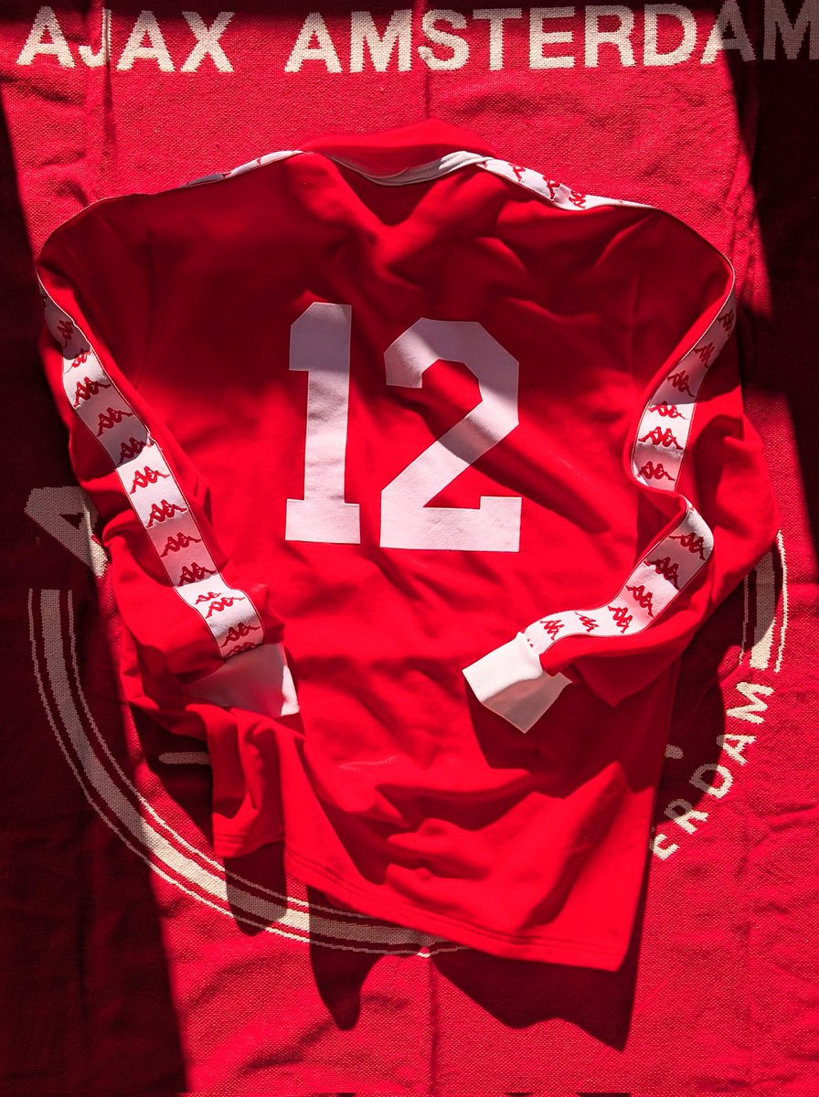 RetrOGFootball's tweet image. 𝗔𝗷𝗮𝘅 '𝟴𝟴-'𝟴𝟵 💎

Matchworn shirt most likely by Richard Witschge, only worn 𝘁𝘄𝗶𝗰𝗲; versus Dundalk in European match and vs Willem II in the Eredivisie.

A true unicorn. 

#RetrOriginalFootball #rof #ajax #matchwornajax #voetbalshirts