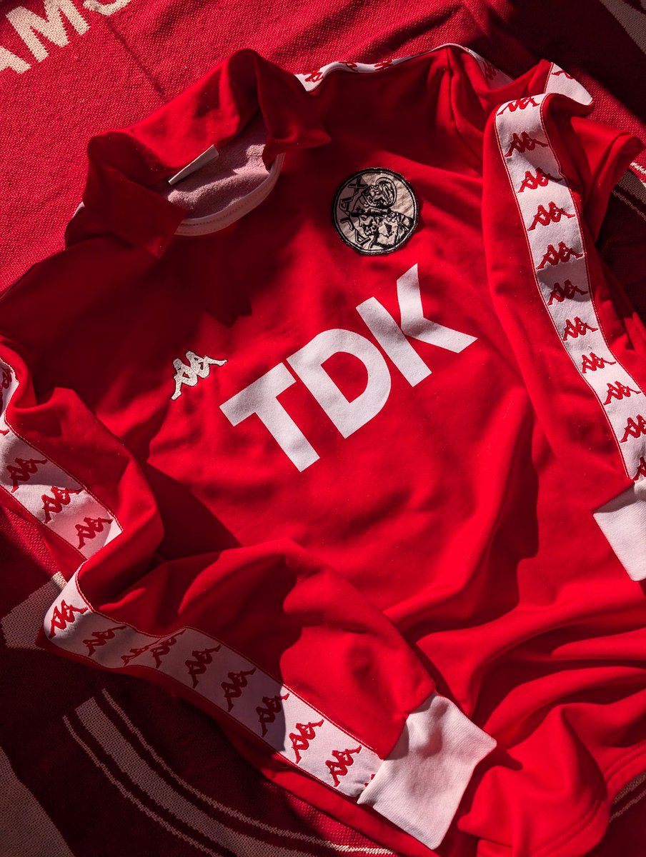 RetrOGFootball's tweet image. 𝗔𝗷𝗮𝘅 '𝟴𝟴-'𝟴𝟵 💎

Matchworn shirt most likely by Richard Witschge, only worn 𝘁𝘄𝗶𝗰𝗲; versus Dundalk in European match and vs Willem II in the Eredivisie.

A true unicorn. 

#RetrOriginalFootball #rof #ajax #matchwornajax #voetbalshirts