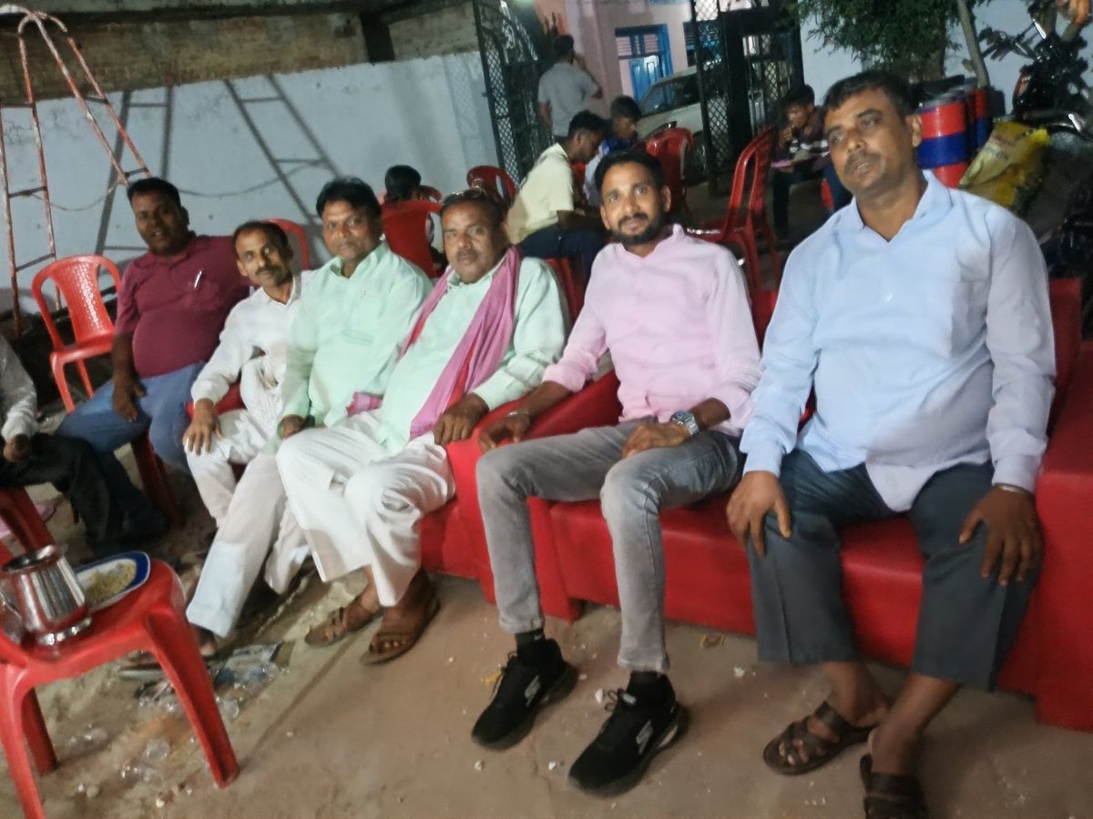 अपने जिला पंचायत क्षेत्र के अंतर्गत ग्राम पंचायत निवासी श्री गंगाराम कन्नौजिया के यहां आयोजित बहुभोज कार्यक्रम में सम्मिलित होकर शुभकामनाएँ प्रेषित किया।
एवं सम्मानित परिजनों से मिलकर आत्मीय स्नेह और आशीर्वाद प्राप्त हुआ।
<a href="/BJP4UP/">BJP Uttar Pradesh</a> <a href="/jagdambikapalmp/">Jagdambika Pal</a> <a href="/Sachchida_Bjp/">Sachchidanand Pandey</a>