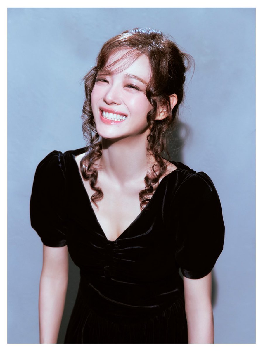 just how fast the night changes 🥺❤️‍🩹 and can yall see how she still has that exact same smile??? KIM SEJEONG I LOVE YOU FOREVER 😭