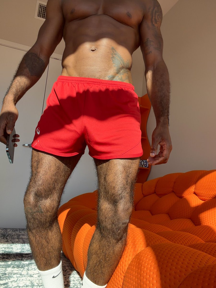 AdrianJeanX's tweet photo. Leg day — or hairy leg day I should say🦵🏾 https://t.co/jzVVXGvk2W