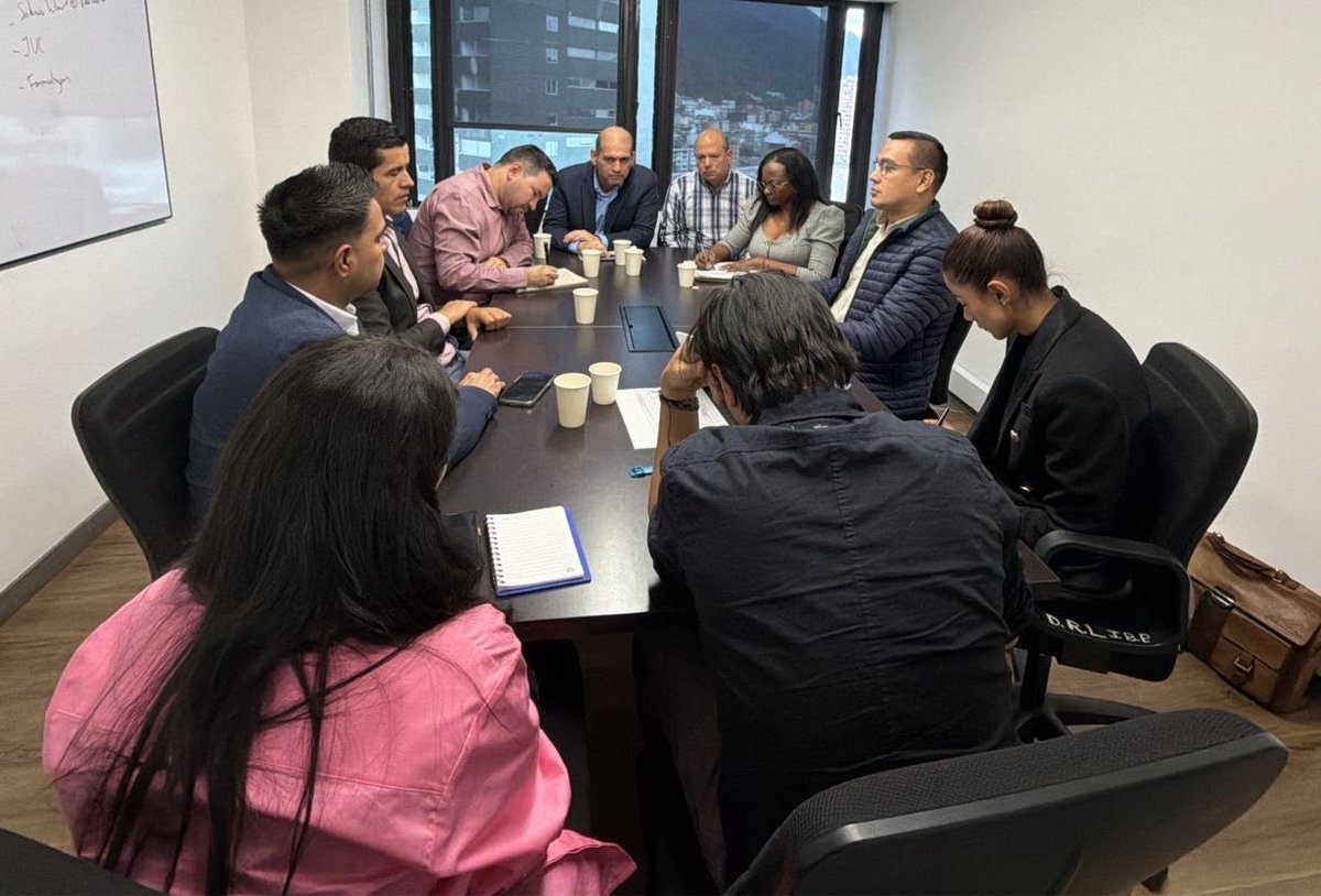 GobMeta's tweet photo. Fortalecemos la articulación con el Ministerio de Trabajo, la Subdirección de Promoción y Organización Social y el Servicio Público de Empleo, mediante una jornada en la que revisamos el panorama laboral de la industria de hidrocarburos en el Meta https://t.co/te2t6LkFkN