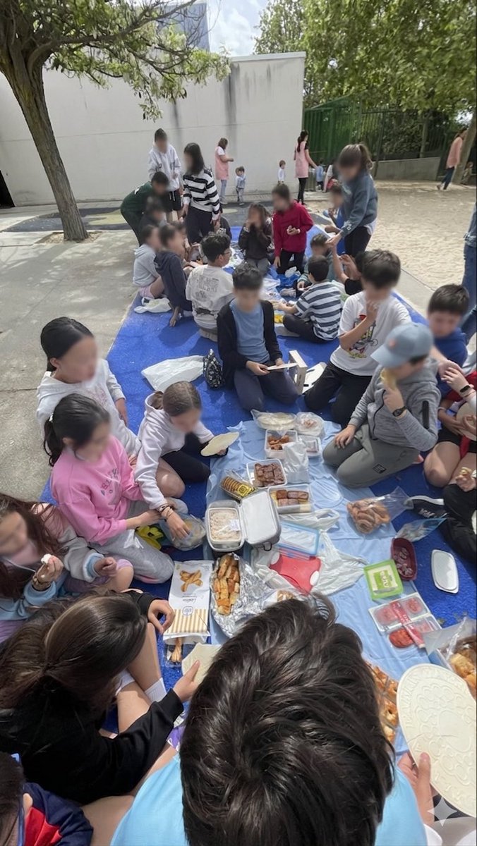 ELMARINAESCOBAR's tweet photo. Hoy hemos celebrado todos los alumnos juntos el Día de Castilla y León con un delicioso almuerzo castellano y divertidos juegos tradicionales. ¡Aprender disfrutando de nuestras raíces! Gracias a todos por compartir. #DíaDeCastillayLeón #Tradiciones #CEIPMarinaEscobar https://t.co/2JAksrZglh