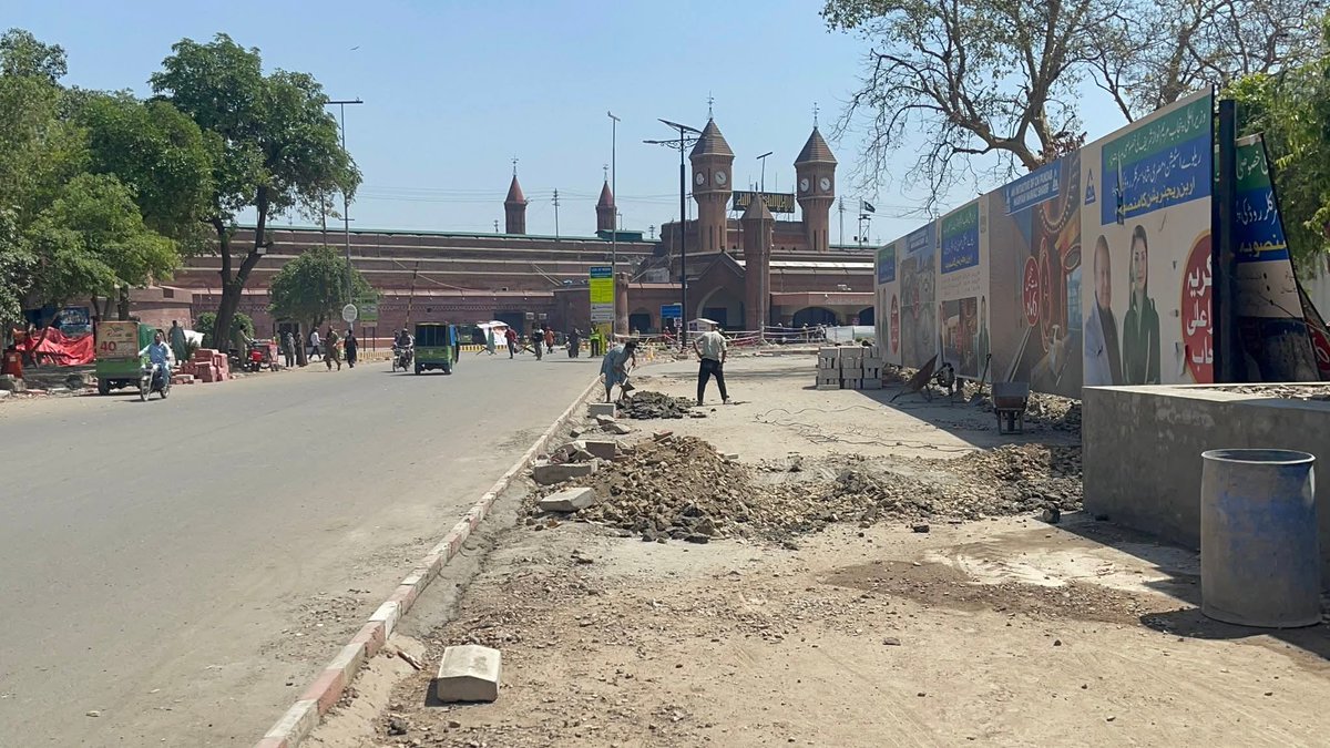 developingpak's tweet image. داتا دربار توسیعی منصوبے اور زیر تعمیر بھاٹی چوک پر انڈر پاس کی 300 پائلیں مکمل.

#LDA #Lahore #RailwayStation #Punjab #Pakistan 🇵🇰