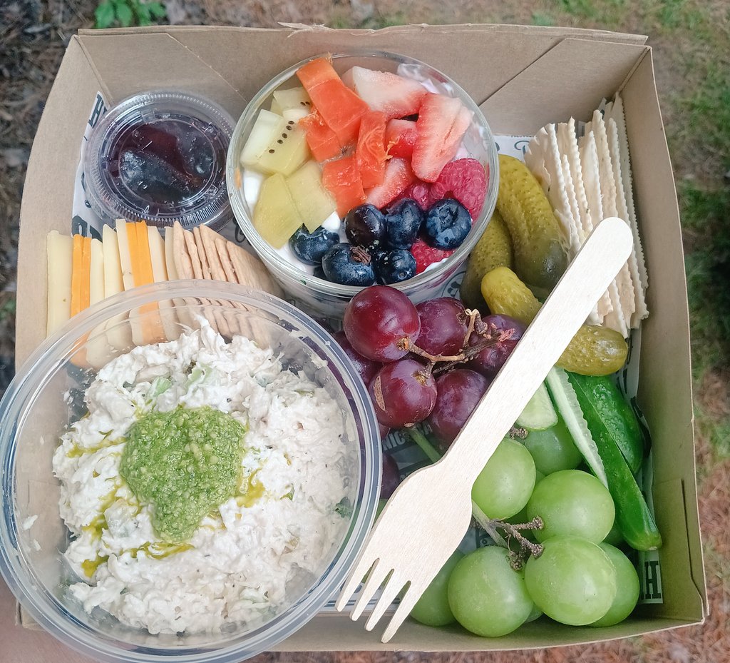 KenyaDione's tweet image. Pretty Girl Lunch Box ❤️🍲🥤

Chicken Salad with a Pesto Drizzle 
Fruit Parfait 
Grapes
Gherkins
Cucumbers 
Cheese
Gourmet Crackers
Rose Lemonade on the side

#divinelovellc 
#arkansasliving 
#lunch
#chickensalad