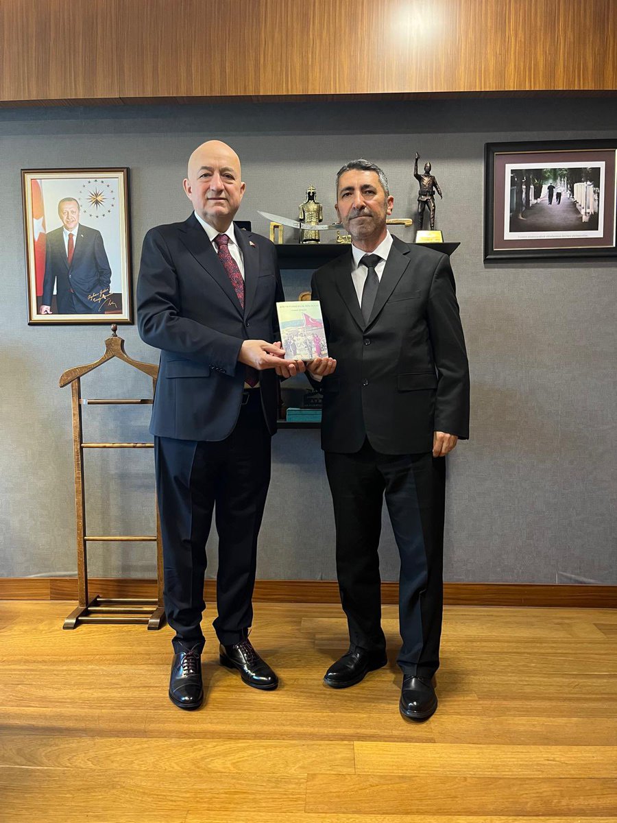 Hamdzengin's tweet photo. Çanakkale den Adıyaman a uzanan Gönül Köprüsünü kaleme aldığım Bir Seferberlik Hikayesi adlı eserimi Çanakkale Milletvekili Sn Ayhan GİDER e takdim ettim. Sayın vekilime nezaketi ve hoş sohbetileri için teşekkür ediyorum.   @GiderAyhan @canakkaleilmem @CanakkaleGovTr https://t.co/FqSSJALcJE