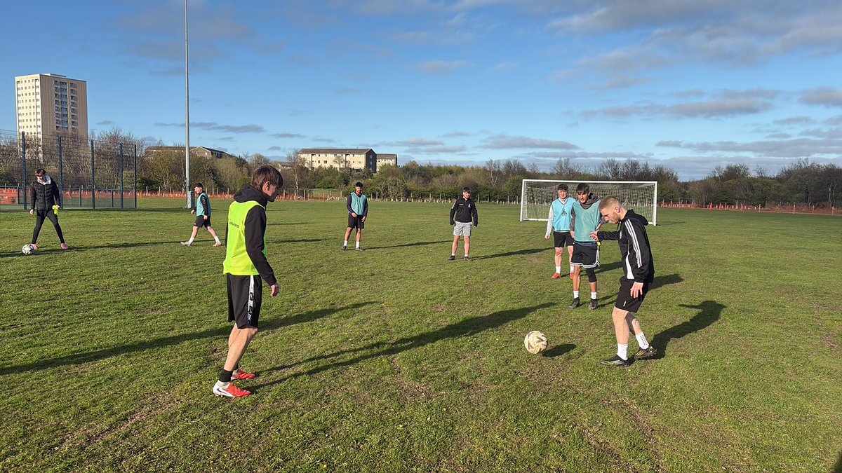 DeeUnited_FC's tweet image. Back to training 😓 #Training