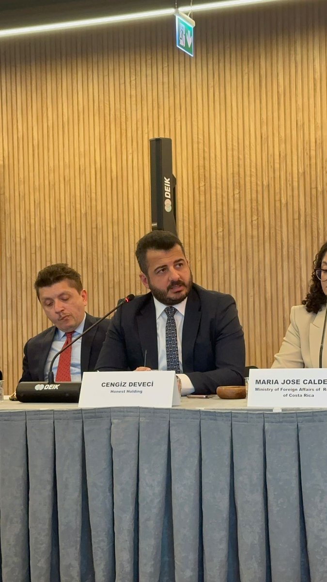 Cengiz_Devecii's tweet photo. Kosta Rika Cumhurbaşkanı @RodrigoChavesR eşi First Lady @signezeikate ve ekibi ile görüşme gerçekleştik. İki ülke arasındaki ticari , turizm ve karşılıklı yatırımları güçlendirmek üzere istişarelerde bulunduk. Latin Amerika ve Türkiye arasındaki ilişkileri geliştirmeye devam edeceğiz @CRcancilleria