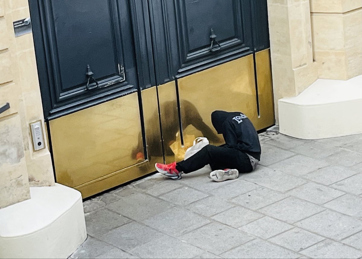 De par la rue Montmartre tweet media