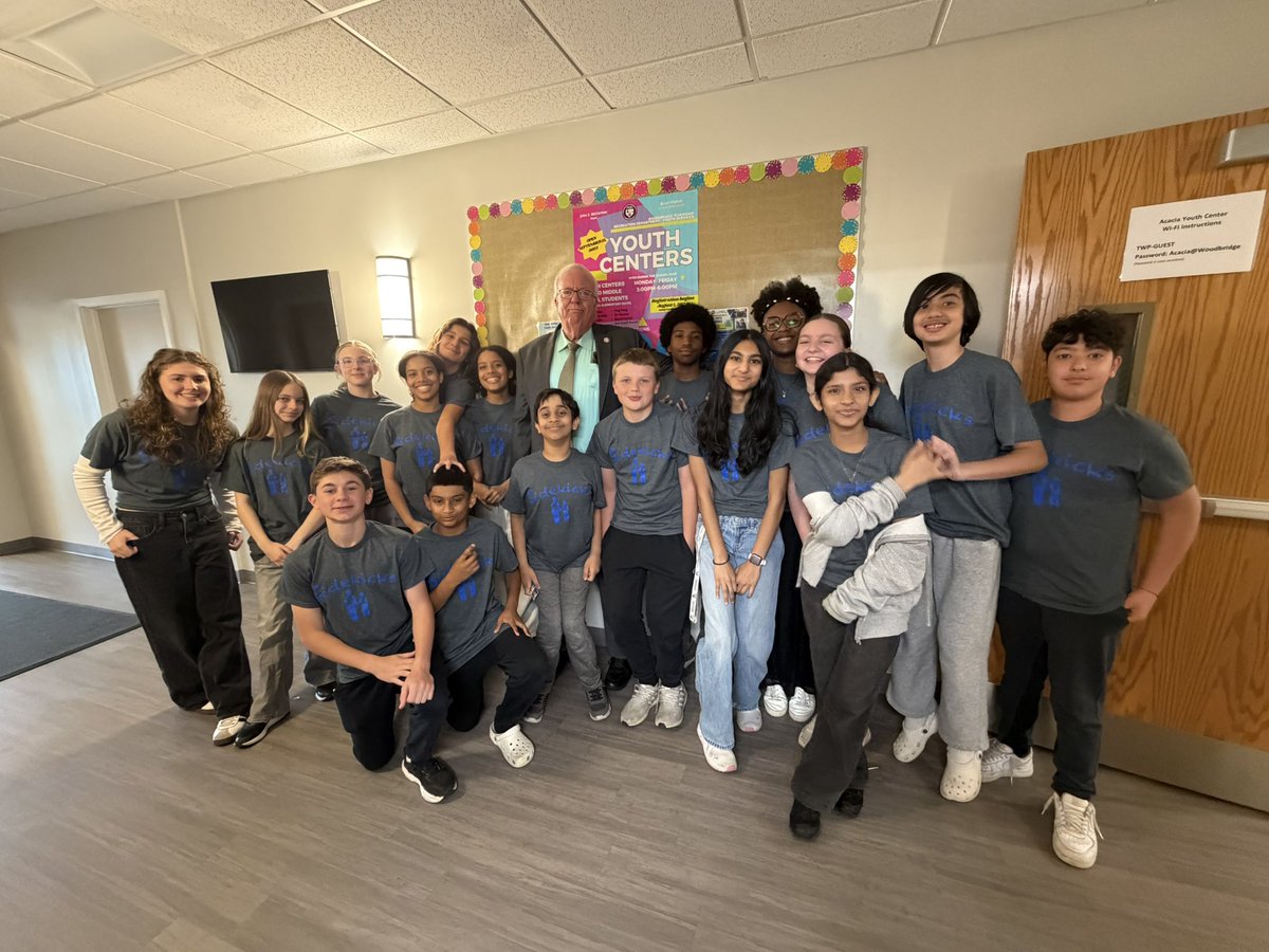 CMSFriFriends's tweet photo. Celebrating CMS Sidekicks today. So proud of the work they do with our elementary students! @ColoniaMiddle @J_Massimino https://t.co/KukDo8yU9r
