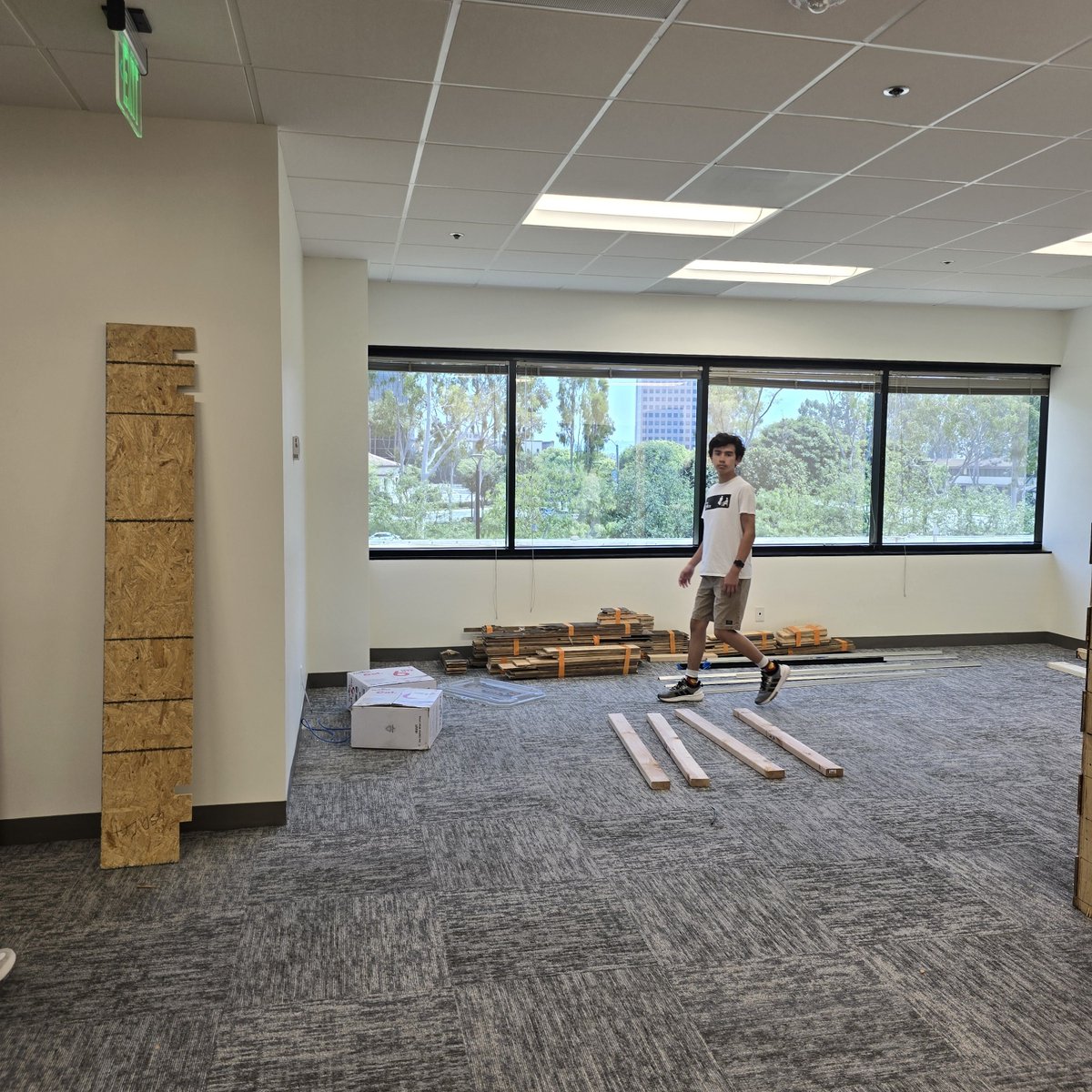 IG1com's tweet image. Change isn’t a disruption, it’s an invitation to evolve, to stretch beyond what’s familiar and uncover what you’re truly capable of becoming!

Alex overseeing and helping at the new office as we build it piece by piece by piece, embracing change and growth!

#newoffice