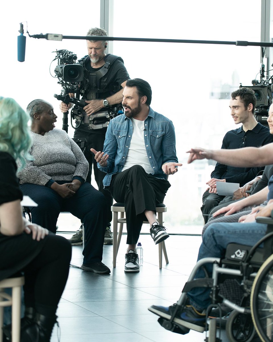 ITV's tweet image. Last but definitely not least 👀

TV and radio icon Rylan takes the final hot seat in the brand new series of The Assembly, facing the ultimate grilling where nothing is off limits 🪑🔍

#TheAssembly #Rylan #BrandNew