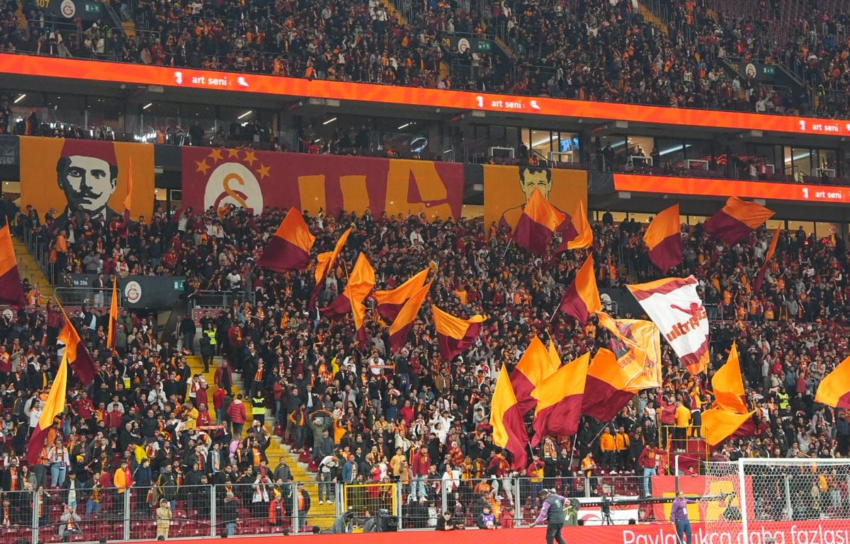 GalatasaraySK's tweet image. 🦁 Büyük Galatasaray taraftarı her zaman ve her yerde olduğu gibi takımını #NextLevel’a taşımak için tribünde! 🙌 @Pasifikholding

#GSvGB