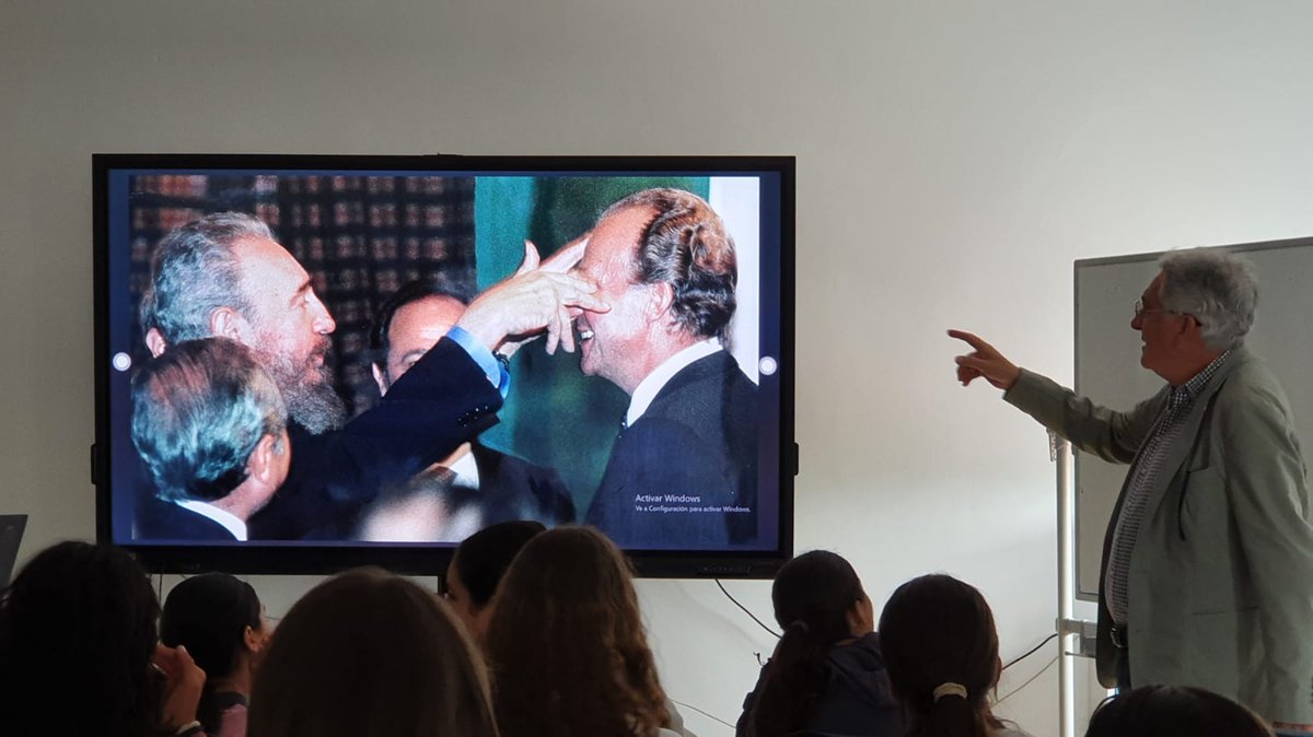 aprensamalaga's tweet photo. 🔛 Continúa la Semana de los Medios en la Escuela. 

📸 Rafa Díaz Pineda, fotoperiodista de larga trayectoria en @EFEnoticias, pasó ayer la mañana con el alumnado del IES Doctor Rodríguez Delgado (Ronda).

Su cámara ha captado momentos memorables del siglo XX. 

#Fotoperiodismo #SemanaMediosEscuela