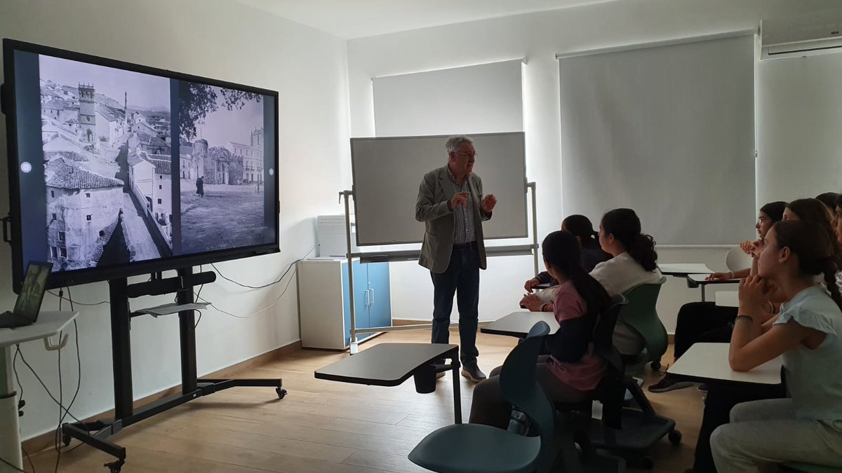 aprensamalaga's tweet photo. 🔛 Continúa la Semana de los Medios en la Escuela. 

📸 Rafa Díaz Pineda, fotoperiodista de larga trayectoria en @EFEnoticias, pasó ayer la mañana con el alumnado del IES Doctor Rodríguez Delgado (Ronda).

Su cámara ha captado momentos memorables del siglo XX. 

#Fotoperiodismo #SemanaMediosEscuela