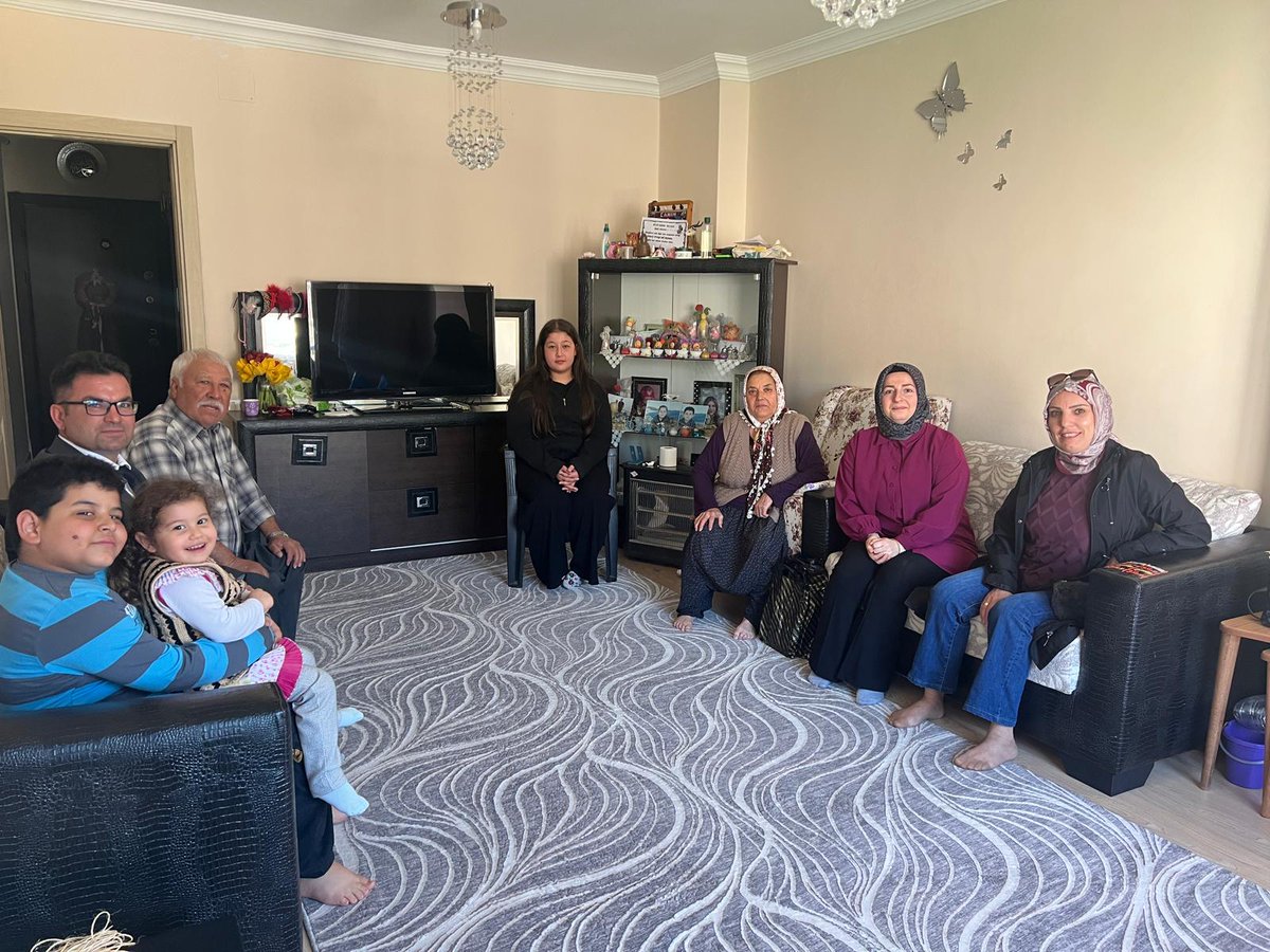 AtaturkGulnar's tweet photo. Okul-aile arasındaki güçlü bağı pekiştirmek adına ziyaretlerimize devam ediyoruz.Öğrencilerimiz Eslem,Elif ve Damla'nın evlerine konuk olduk. Bu güzel ziyarette bizleri ağırlayan değerli velilerimize teşekkür ederiz.@ismailsnl04 @Muhammed0744 @GulnarMEM @h_kadim33 @omeralibilgin https://t.co/S9HYPMBiA8