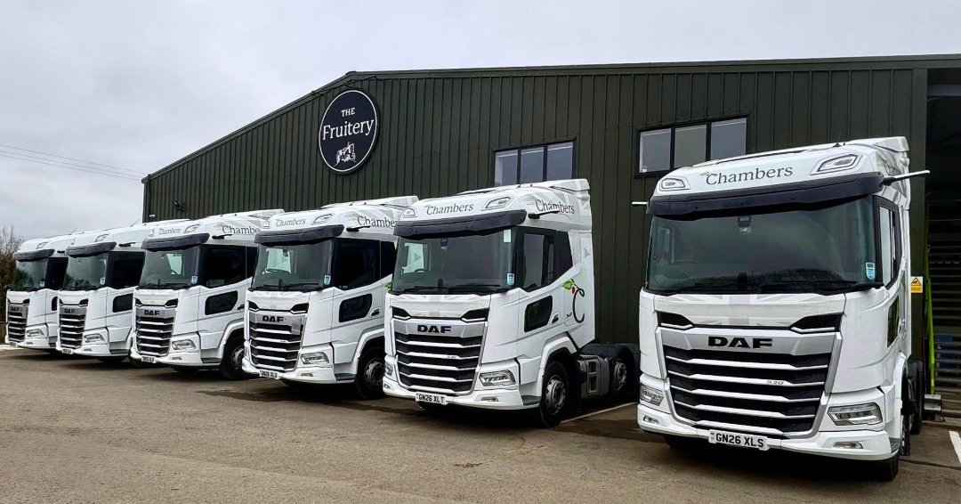 DAFTrucksUK's tweet image. Six new DAF XF FTG 530s join Chambers Farms Ltd. 🚛

As the UK’s largest independent cane fruit grower, Chambers has expanded its fleet to support the transport of berries, cherries, and specialty crops. 🍒

🤝 Supplied by @channel_plc

#DAFTrucks #Fleet #Trucks #DAFXF