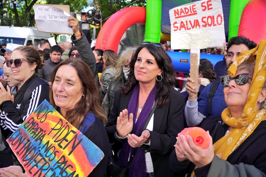 CUMPLAN CON LA LEY!

Junto al colectivo de discapacidad, nos movilizamos al Ministerio de Salud para exigirle al gobierno que cumpla con la ley de emergencia y que frene el proyecto del ejecutivo que busca eliminar prestaciones y  coberturas.