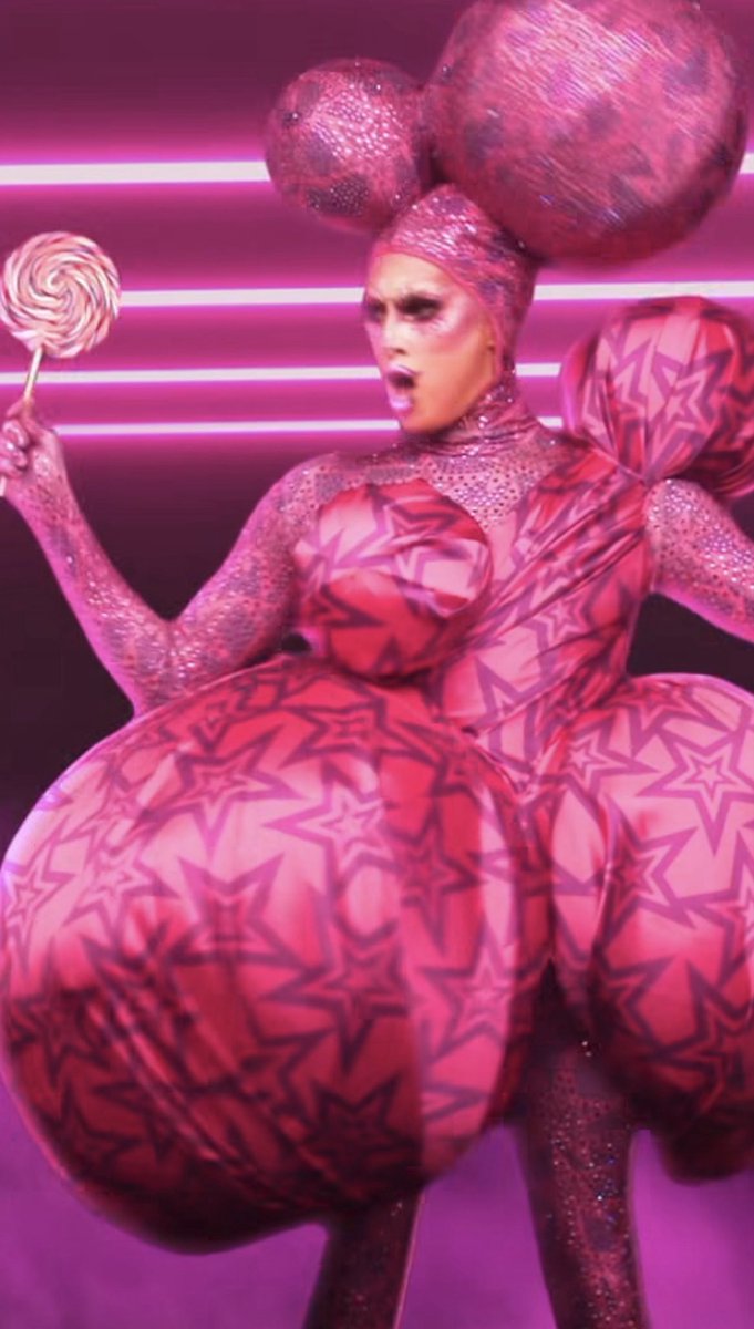 thatfishsalmon's tweet photo. Ru: Wear some ballsacks if you’re americas next drag superstar! 

Crystal: https://t.co/32iTxqJA35