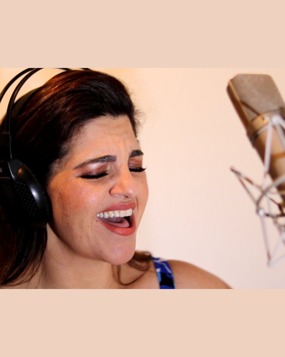 carlabergsinger's tweet photo. Dentro do estúdio é outro mundo. Você e o microfone, sem enrolação. Que dia! 

Inside the studio, it's another world. Just you and the mic, no distractions. What a day.
#DeixapraLá #Studiosession #SambaJazz https://t.co/BhXqXUVArI