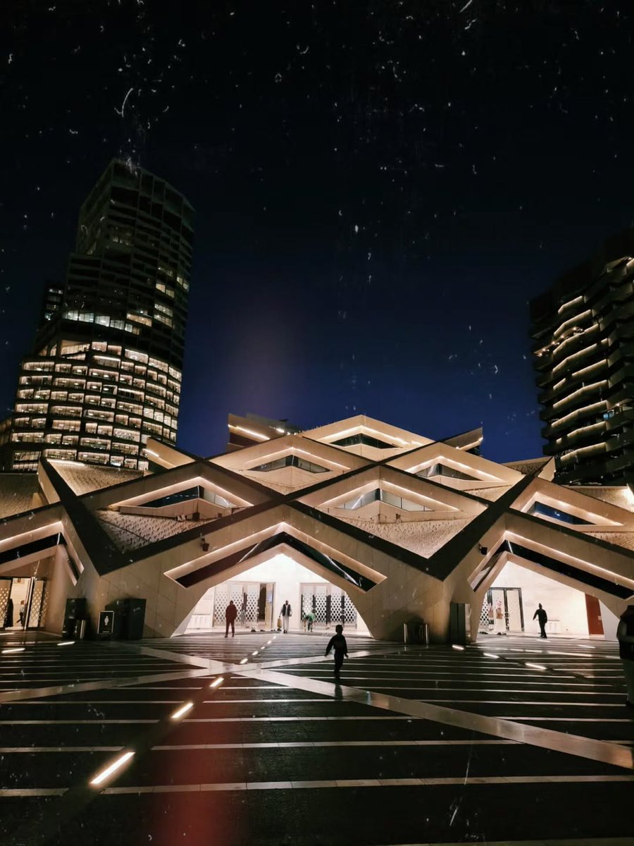 SaudiNewsFR's tweet image. M.A.G.N.I.F.I.Q.U.E 

🇸🇦 La grande mosquée du Centre Financier "Roi Abdullah" (KAFD) de la capitale saoudienne #Riyadh.

Une prouesse architectural..
