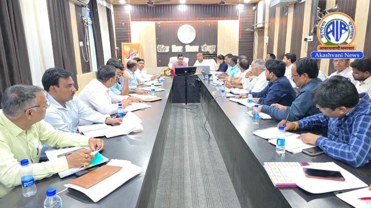 airnews_lucknow's tweet image. 👉जौनपुर मंडलीय शिक्षा निदेशक (बेसिक) वाराणसी मंडल के निर्देशन में जिला बेसिक शिक्षा अधिकारी कार्यालय, जौनपुर के सभागार में बेसिक शिक्षा विभाग की समीक्षा बैठक आयोजित की गई। 
👉बैठक की अध्यक्षता सहायक शिक्षा निदेशक (बेसिक) श्री हेमंत राव ने की।
#NewsUpdate #UPNews