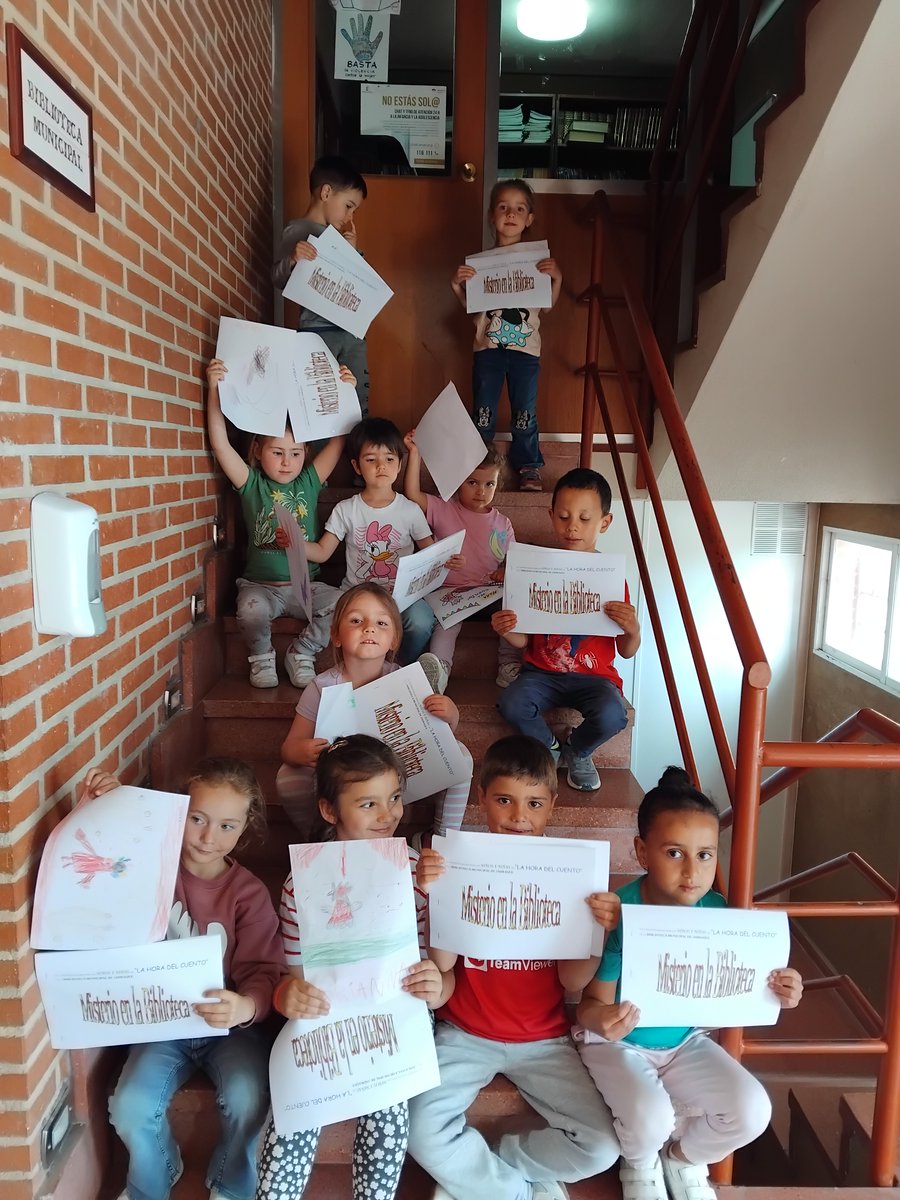 bibliojdk's tweet photo. Hoy miércoles, los niños y niñas de LA HORA DEL CUENTO muestran satisfechos el cuento "Misterio en la Biblioteca" que, con sus dibujos, han realizado en la Biblioteca Municipal de Jadraque #DiaDelLibro https://t.co/wO69aH07GW