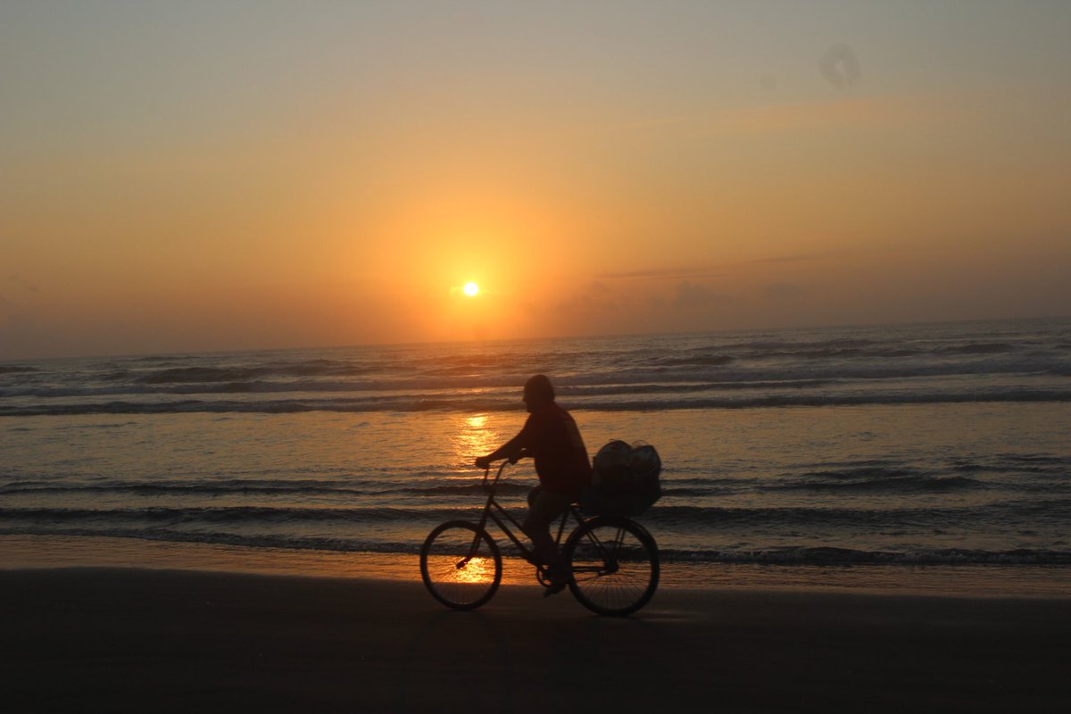 liverbuckley's tweet image. eii!!! happy #EARTHDAY 🌎🫂🧡