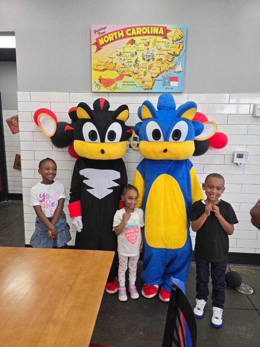Hwy55Burgers's tweet image. Some photos from kids night yesterday! #Hwy55 #FreshAt55 #RetroVibes #TreatYourself #ShakeLife #MadeToOrder #BurgerFriends #HighwayGoers #FreshFood #People #AwesomePeople #Posing #Pictures #Music #Community #Friends #Hwy #NC #SC #TN #FL #MO