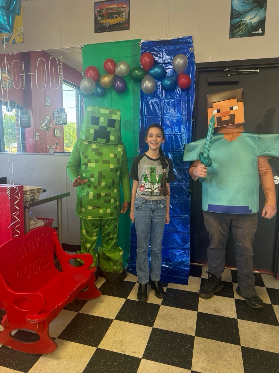Hwy55Burgers's tweet image. Some photos from kids night yesterday! #Hwy55 #FreshAt55 #RetroVibes #TreatYourself #ShakeLife #MadeToOrder #BurgerFriends #HighwayGoers #FreshFood #People #AwesomePeople #Posing #Pictures #Music #Community #Friends #Hwy #NC #SC #TN #FL #MO