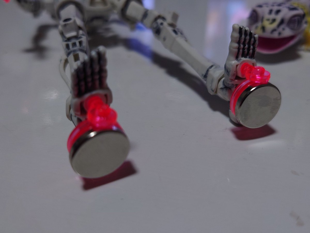 figma18's tweet photo. このドゥロースケルトン軽いんです

30msの余りパーツにこんな磁石を瞬着して遊ぶのもいいですね https://t.co/61s4APYDCR
