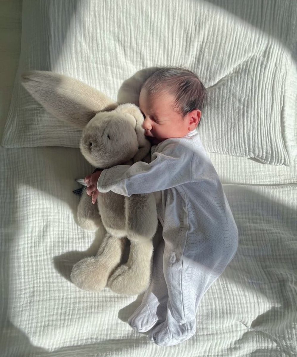 Nos venden que la felicidad es un todo incluido en Bali cuando no hay mayor felicidad que acunar a tu propio bebe. 

A los hechos me remito.