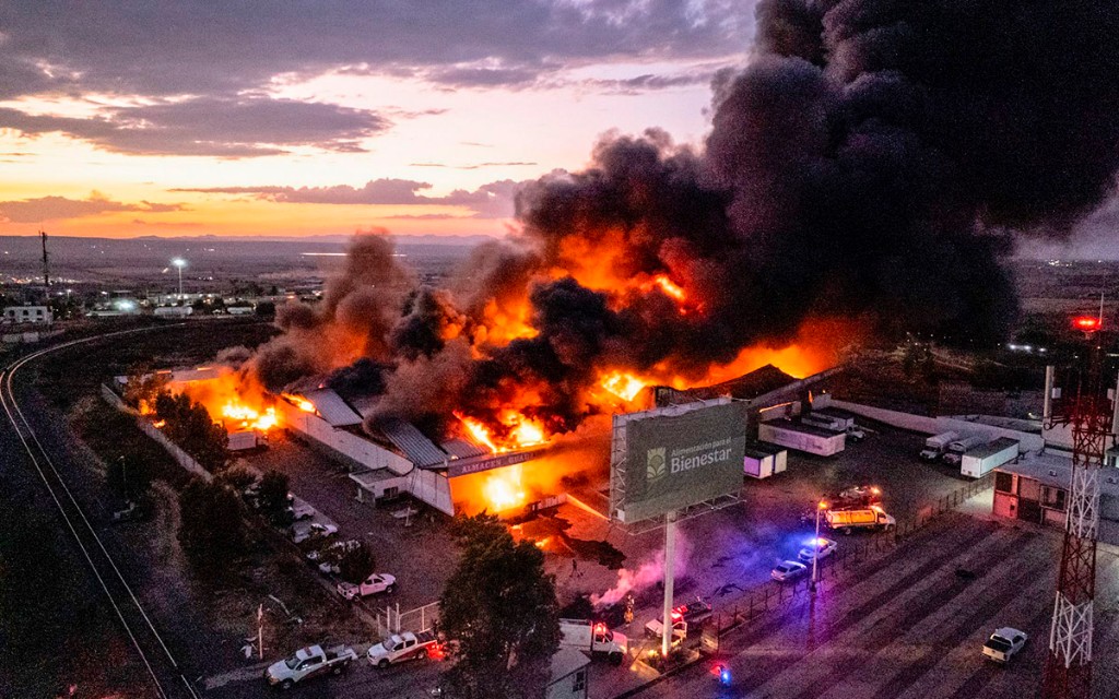 AViverosNoticia's tweet image. INCENDIO CONSUME BODEGAS DE ALIMENTACIÓN PARA EL BIENESTAR EN ZACATECAS TRAS PROTESTA DE PRODUCTORES

#Zacatecas #incendio #bodega 

albertoviverosnoticias.com/detallenota.ph…