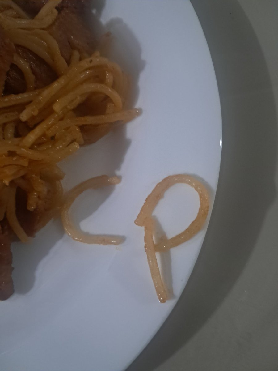 bittenney's tweet photo. Tava botando meu macarrao no prato e vsfff qual a chance 🖕🖕🖕 https://t.co/ESt9uDTIRM