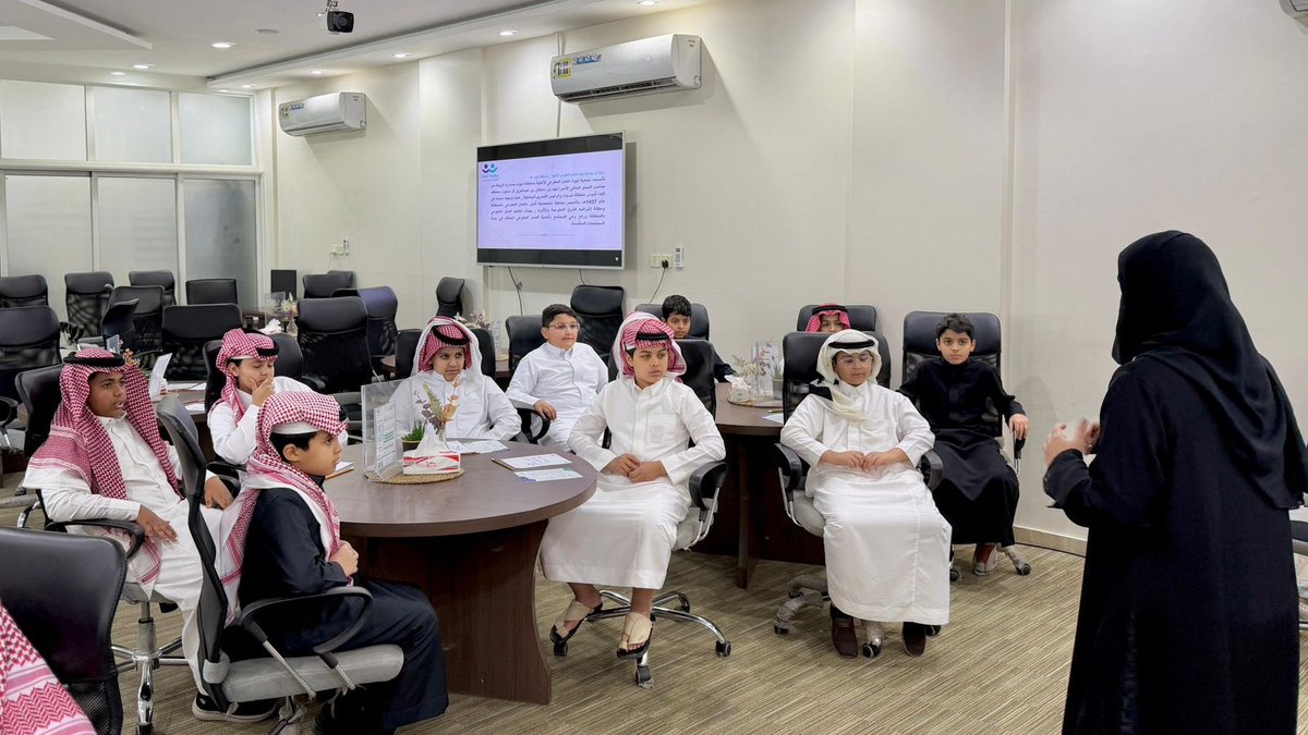 TabukVAs's tweet photo. استضافت جمعية تبوك للعمل التطوعي مجموعة من طلاب مدارس عثمان بن عفان الأهلية بهدف التعرف على مناشط الجمعية التطوعية وارتباطها بالبيئية التعليمية والتي تسهم في دعم قيم البذل والعطاء لدى الطلاب داخل وخارج الصرح التعليمي . 
#تبوك 
#العمل_التطوعي https://t.co/QYLxQfGimo