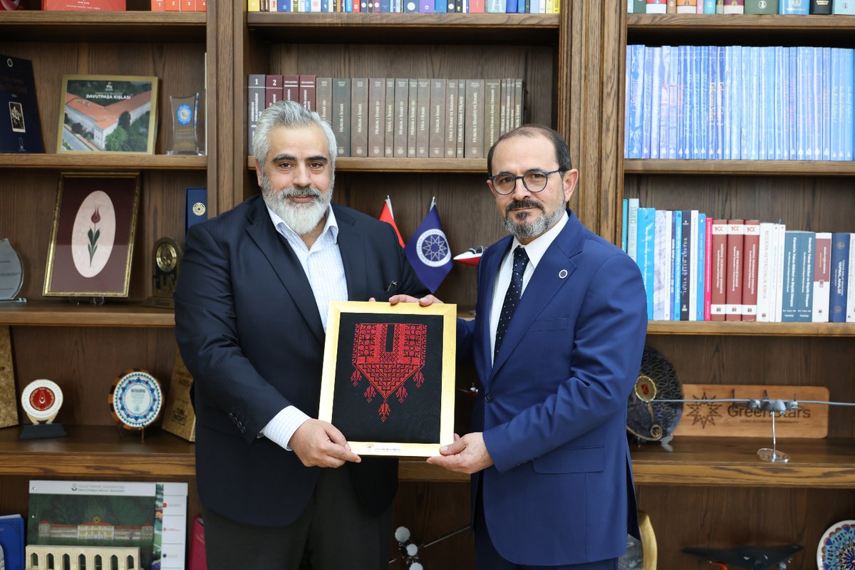 eyupdebik's tweet photo. Filistin Ulusal Meclis Üyesi, Filistin-Türkiye Parlamentolar Arası Dostluk Grubu Başkanı ve Al-Quds Açık Üniversitesi Mütevelli Heyeti Üyesi Sayın Mazen Al-Hasasneh ile üniversitelerimiz arasındaki akademik ve bilimsel iş birliklerini geliştirmeye yönelik verimli bir görüşme gerçekleştirdik.

Nazik ziyaretleri için kendilerine teşekkür ediyor; ilmin, dayanışmanın ve ortak değerlerin güçlendiği bu temasların artarak devam etmesini temenni ediyorum.
 
Bu vesile ile Kudüs’ün barış ve özgürlükle anılacağı günlere olan inancımızı bir kez daha vurguluyor, Filistin halkının yanında olduğumuzu ifade ediyorum.