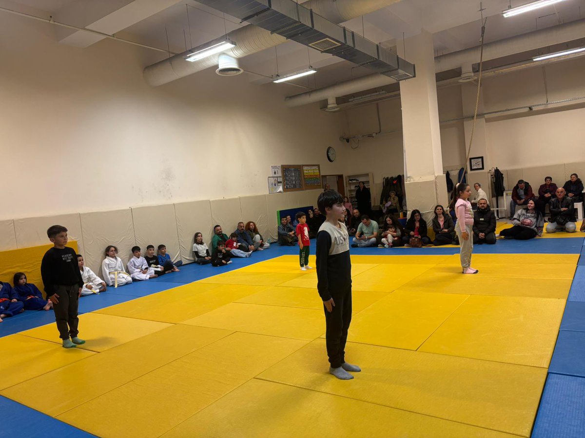Türkiye Judo Federasyonu faaliyet programında yer alan Nisan dönemi Judo kemer sınavı bugünde ilimiz judo salonlarında  yapıldı. Bir üst kemere terfi eden sporcularımızı kutlar , başarılarının devamını dileriz . <a href="/turkjudo/">Türkiye Judo Federasyonu</a> <a href="/shuysuz/">Sezer Huysuz</a> <a href="/EskisehirJudo/">Esk Judo Spor Kulübü</a>