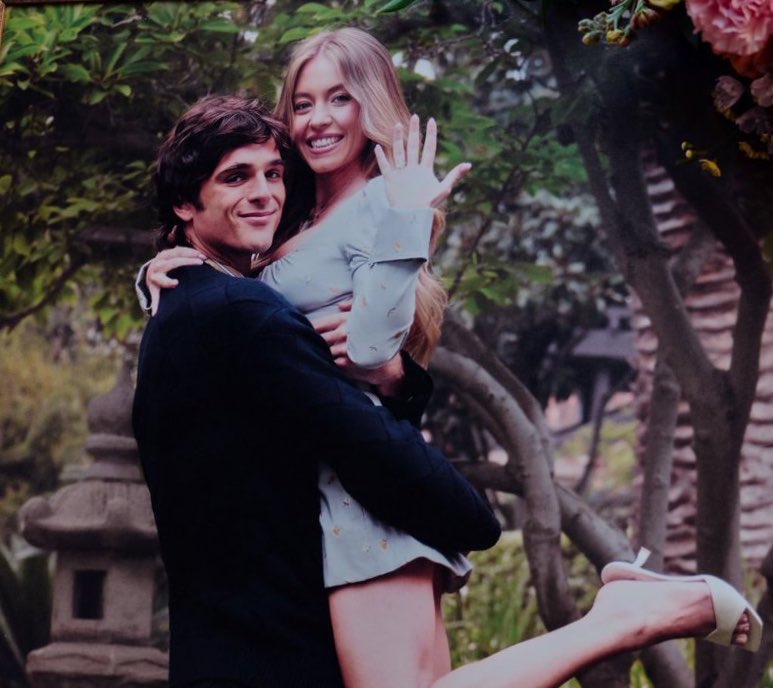 lostcatton's tweet photo. oh to be an npc in the euphoria universe and abuse the ig share button when cassie posted their engagement and gossip abt them every time you're at a high school reunion https://t.co/QTr7z1pJzG