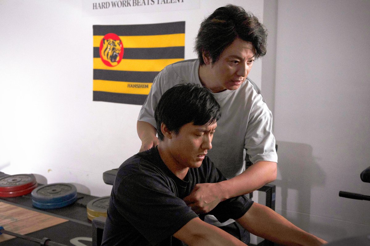 NetflixJP's tweet photo. 映画『栄光のバックホーム』
Netflixにて最速独占配信スタート！

松谷鷹也　鈴木京香 出演

若きホープとして将来を期待された
横田慎太郎、18歳。

21歳で脳腫瘍を発症し
引退を余儀なくされた彼が
最後の試合で魅せた
“感動のラストプレー”を描く。

#栄光のバックホーム https://t.co/U2i4NDcvjJ
