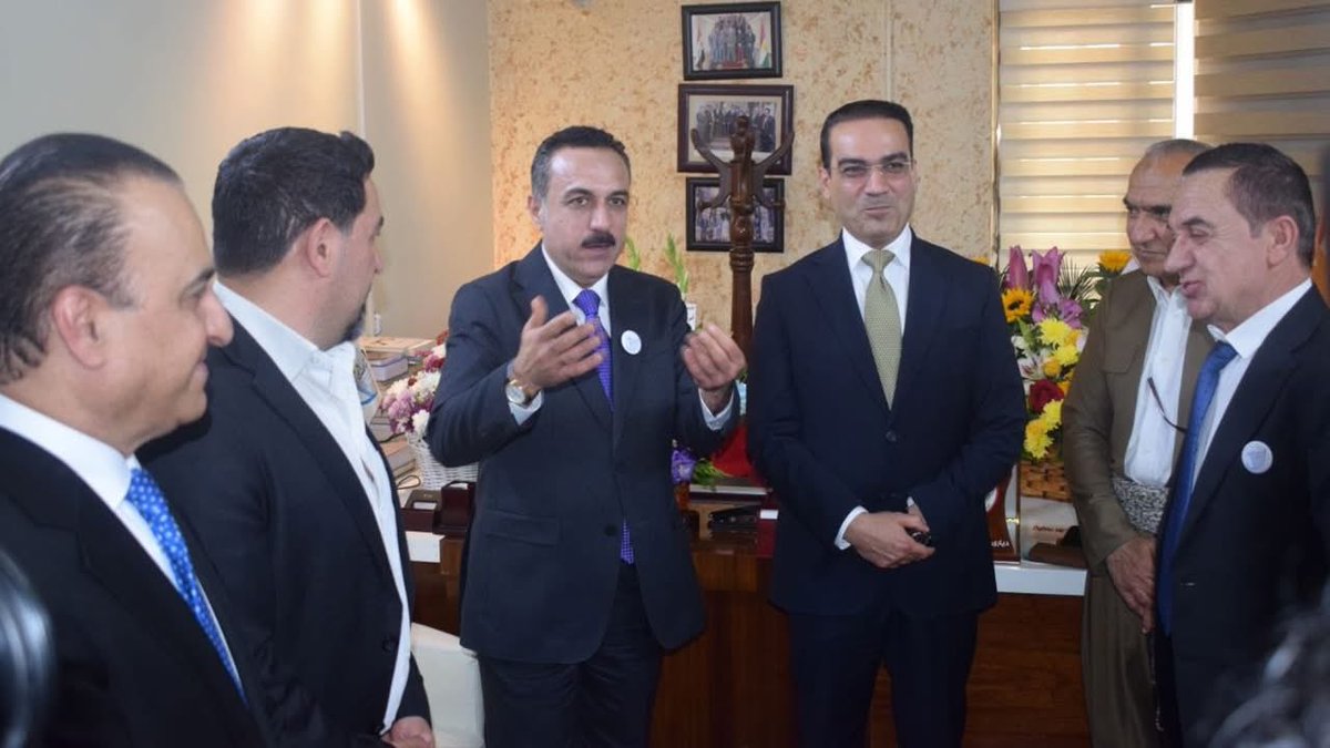 Amanjzibae's tweet photo. شاندێکی ناوەندی ڕاگەیاندن و پێوەندییەکانی حیزبی دێموکراتی کوردستانی ئێران بەبۆنەی ڕۆژی ڕۆژنامەنووسیی کوردی و هەروەها ساڵڕۆژی دامەزرانی سەندیکای ڕۆژنامەنووسانی کوردستان سەردانی سەندیکایان کرد و لەلایەن نەقیبی سەندیکا و هەیئەتی یاوەری پێشوازییان لێکرا.
بەیانیی ڕۆژی چوارشەممە، ٢ی بانەمەڕ شاندێکی حیزبی دێموکرات پێکهاتوو لە عەلی بداغی، ئەندامی کۆمیتەی ناوەندی و سەرنووسەری ڕۆژنامەی “کوردستان”ی حیزبی دێموکرات و ئامانج زیبایی، بەرپرسی پێوەندییەکانی حیزبی دێموکرات لە هەولێر سەردانی سەندیکای ڕۆژنامەنووسانی کورستانیان کرد و لەلایەن حاکم ئازاد، نەقیبی سەندیکای ڕۆژنامەنووسانەوە پێشوازییان لێکرا.
لەو دیدارەدا شاندی حیزب پیر��زبایی ڕۆژی ڕۆژنامەنووسیی کوردی و هەروەها ساڵڕۆژی دامەزرانی سەندیکای ڕۆژنامەنووسانی کوردستانیان لە هەیئەتی خانەخوێ کرد و چەپکەگوڵی ڕێزلێنان و پێزانینی ڕاگەیاندنی حیزبی دێموکراتیان پێشکێش بە حاکم ئازاد، نەقیبی سەندیکا کرد.
شاندی حیزب هەر لە پەراوێزی ئەو سەردانە چاویان بە کۆمەڵێک کەسایەتیی سیاسی و بەرپرسانی ناوەندە ئیداری و حکوومییەکانی هەرێمی کوردستان کەوت.
#حدکا