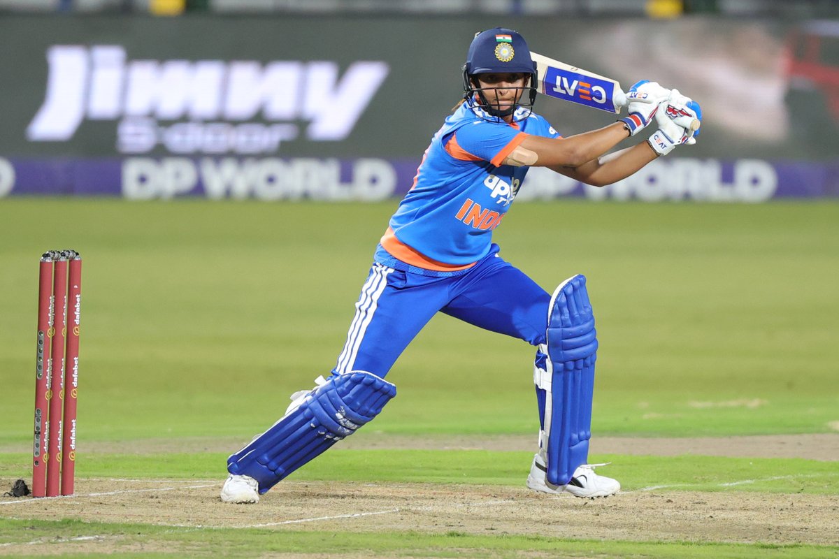 BCCIWomen's tweet image. Leading from the front 🫡

A spectacular 1️⃣6️⃣th T20I half-century for #TeamIndia skipper Harmanpreet Kaur 👏

Updates ▶️ bit.ly/SAWvINDW-3rdT2…

#SAvIND | @ImHarmanpreet