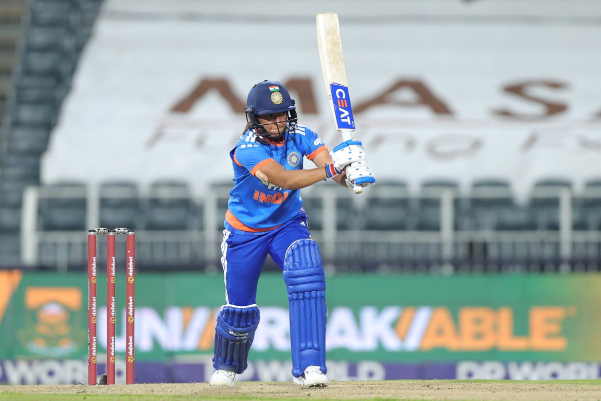 BCCIWomen's tweet image. Leading from the front 🫡

A spectacular 1️⃣6️⃣th T20I half-century for #TeamIndia skipper Harmanpreet Kaur 👏

Updates ▶️ bit.ly/SAWvINDW-3rdT2…

#SAvIND | @ImHarmanpreet